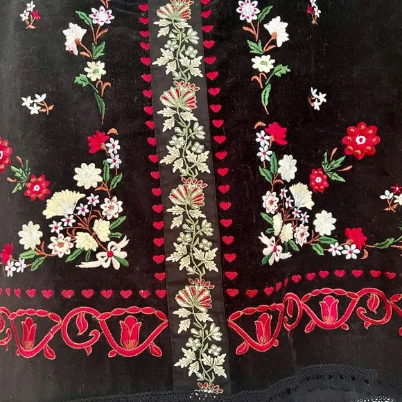 Gorgeous Embroidered Skirt with Folklore Flower Art Design - Size 6 - Picture 3 of 12